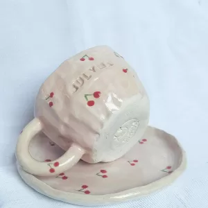 كوب الكرز مع صحن