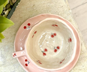 كوب الكرز مع صحن