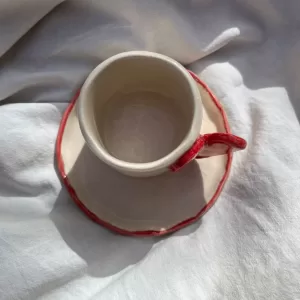 كوب القلب الاحمر مع صحن