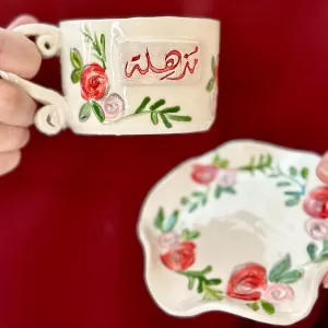 فنجان مذهلة بالأزهار مع صحنه