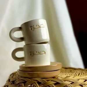 فنجان قهوة عربية مع صحنه