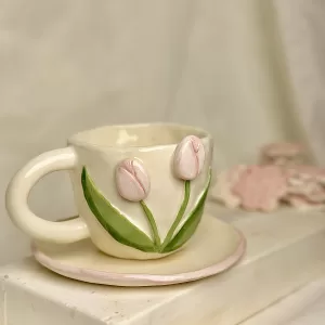 كوب التوليب بصحنه