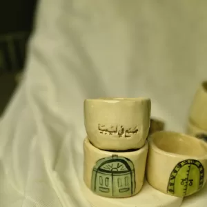 فناجين ثراتية بحجم القهوة