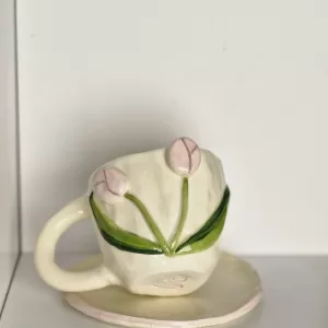 كوب التوليب بصحنه