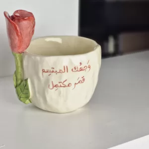 كوب الوردة الحمراء