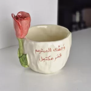 كوب الوردة الحمراء
