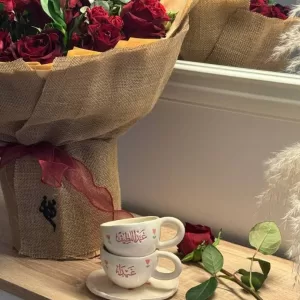 كوب الاسم المحفور مع صحن